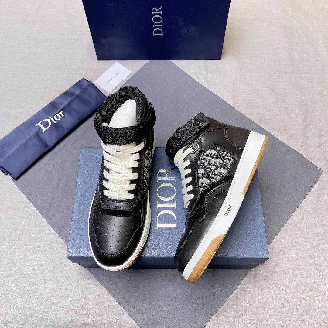 p440 "Dio*" mid-top B27 casual sneakers. This B27 high-top sneaker is a new product in the series and continues Di*r's classic style. Crafted from gray and white smooth calf leather with beige and black Oblique print panels on the sides. The "CD Icon" shaped shoelace eyelets are clever and delicate, and the two-color rubber sole, rear collar and heel are all equipped with the brand's iconic details to enhance the style. Oblique printed straps at the ankle allow for an adjustable fit to complement the overall design. Fashionable and versatile, it can complement any look. Create an exquisite design with unique dynamic vitality and modern atmosphere, presented in low-top and high-top styles. This new must-have shoe adds a new dimension to Dior's archive heritage, embodying modern elegance. Purchase the original version and make it 1:1. If you need top quality, please come to me! Male 38-44! No. 067